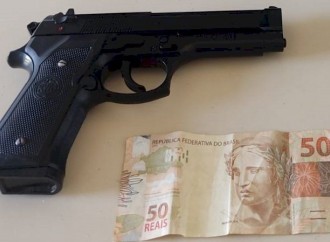 Simulacro de arma de fogo é apreendido com suspeito de efetuar roubos em comércios